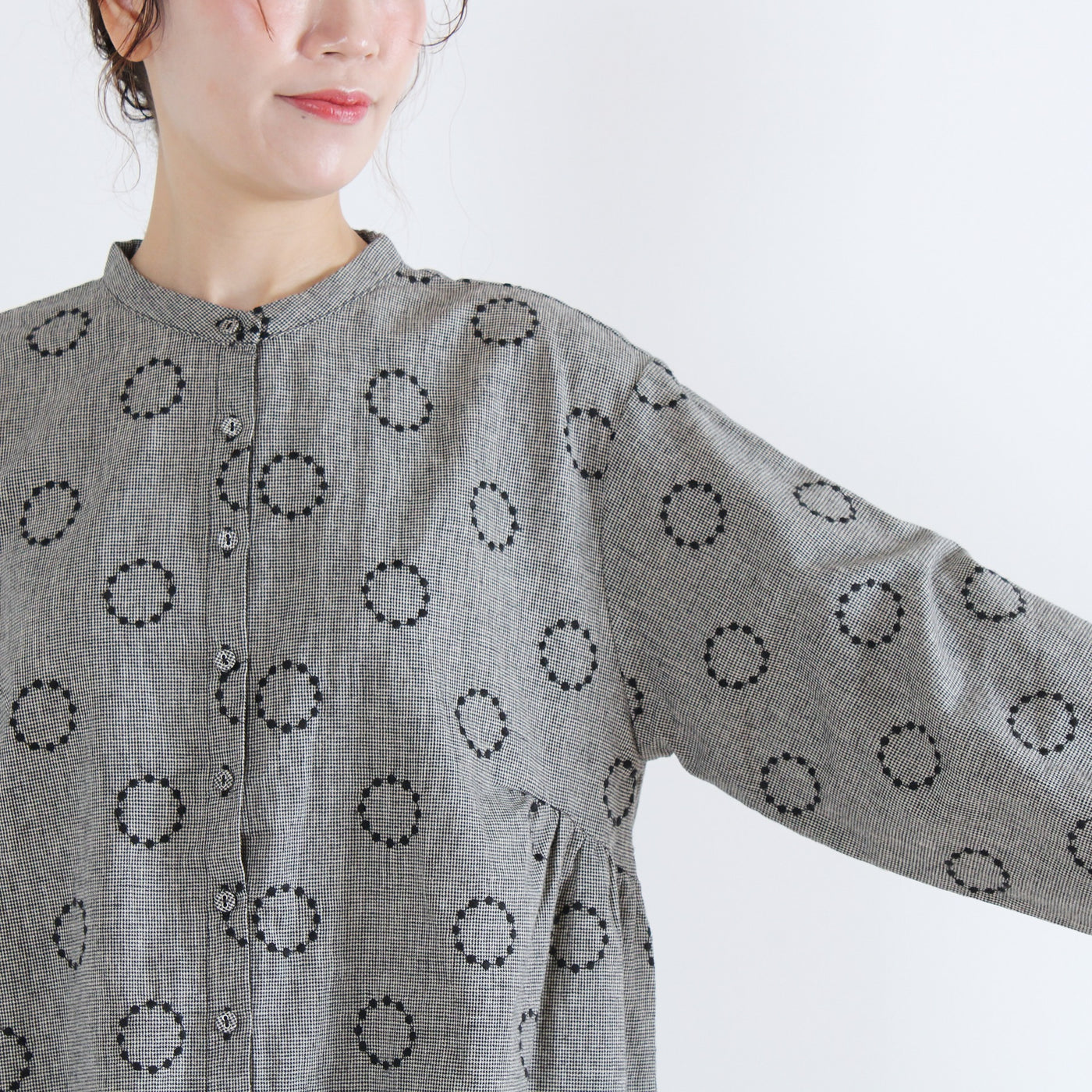 綿麻混 ギャザーフレアブラウス サークル刺繍生地使用