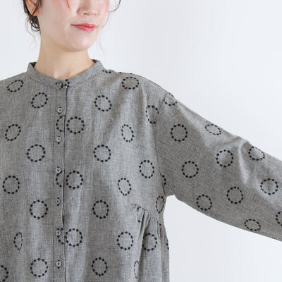 綿麻混 ギャザーフレアブラウス サークル刺繍生地使用