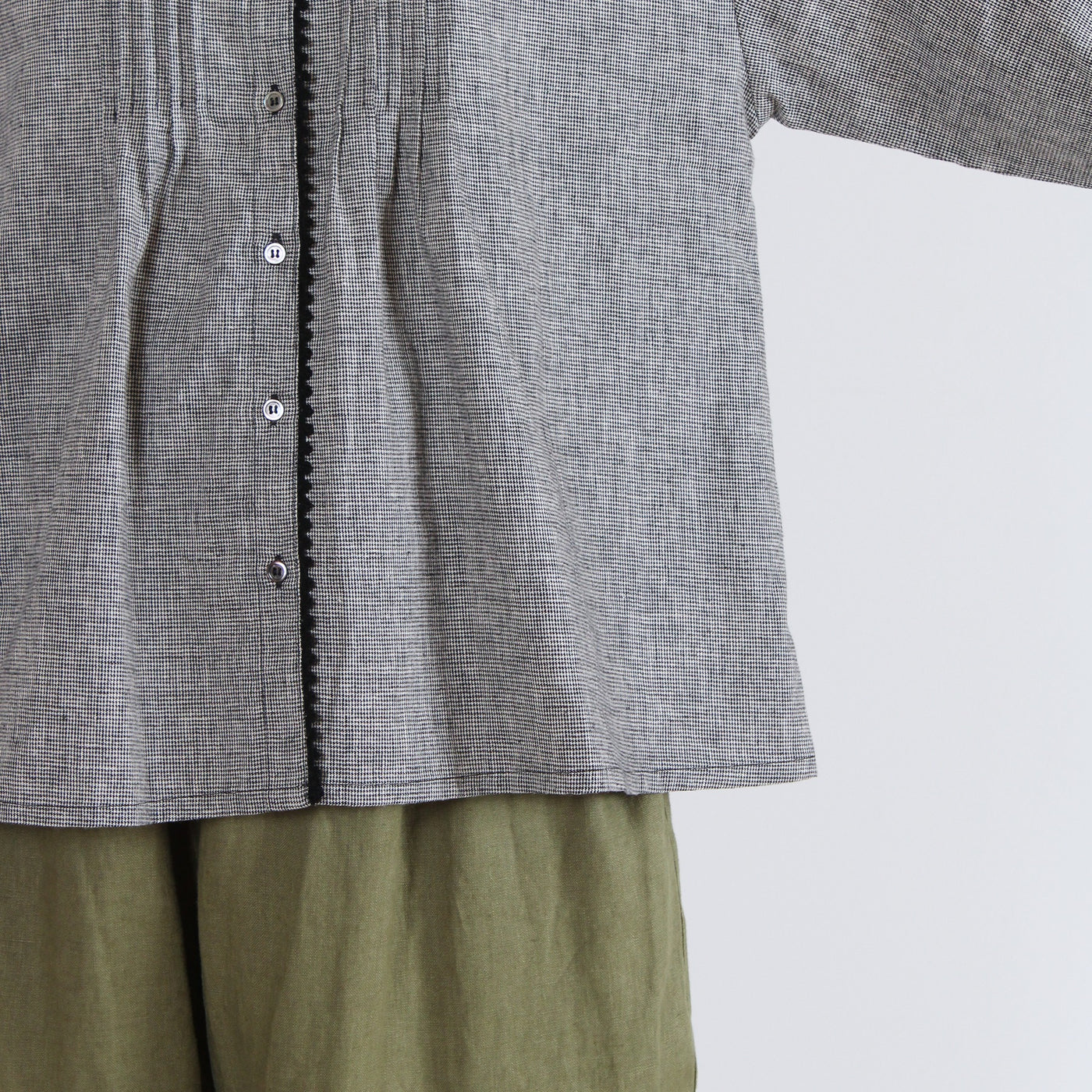 綿麻混 ピコレースピンタックブラウス 平織り生地使用