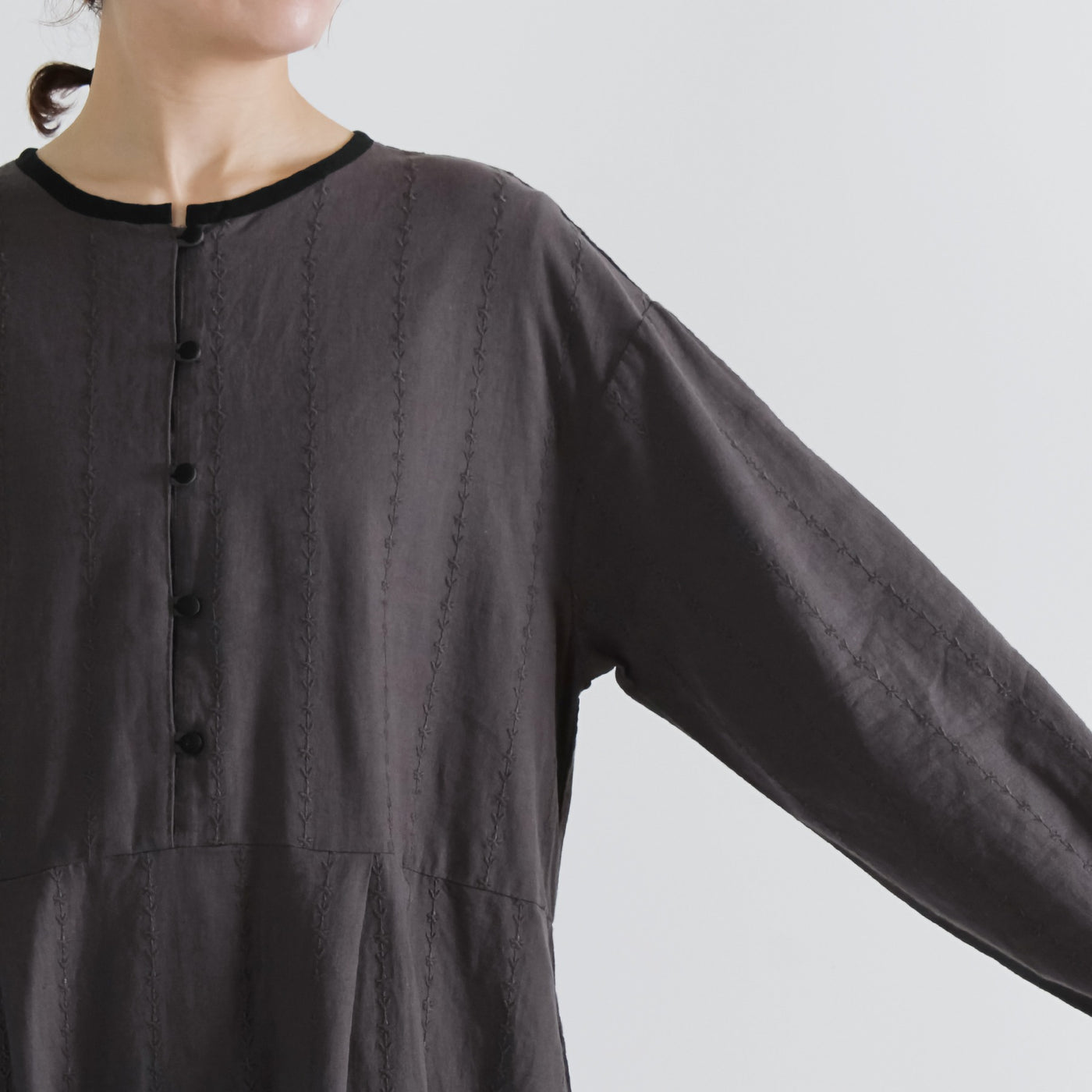 綿麻混 総刺繍切り替えワンピース コットンリネン平織り生地使用