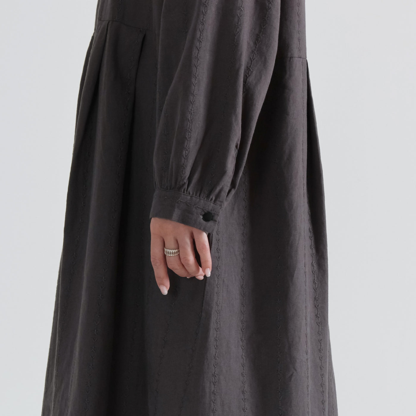 綿麻混 総刺繍切り替えワンピース コットンリネン平織り生地使用