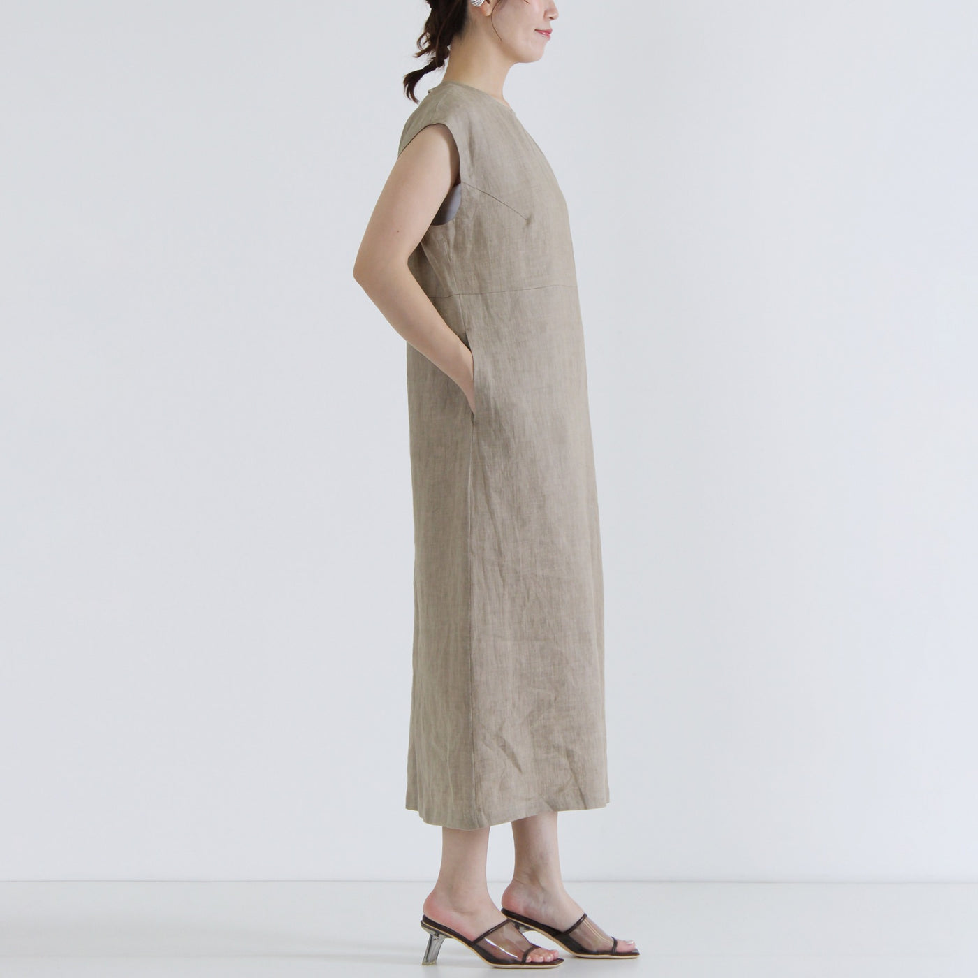 麻100% バック刺繍 ノースリワンピース リネン平織り使用