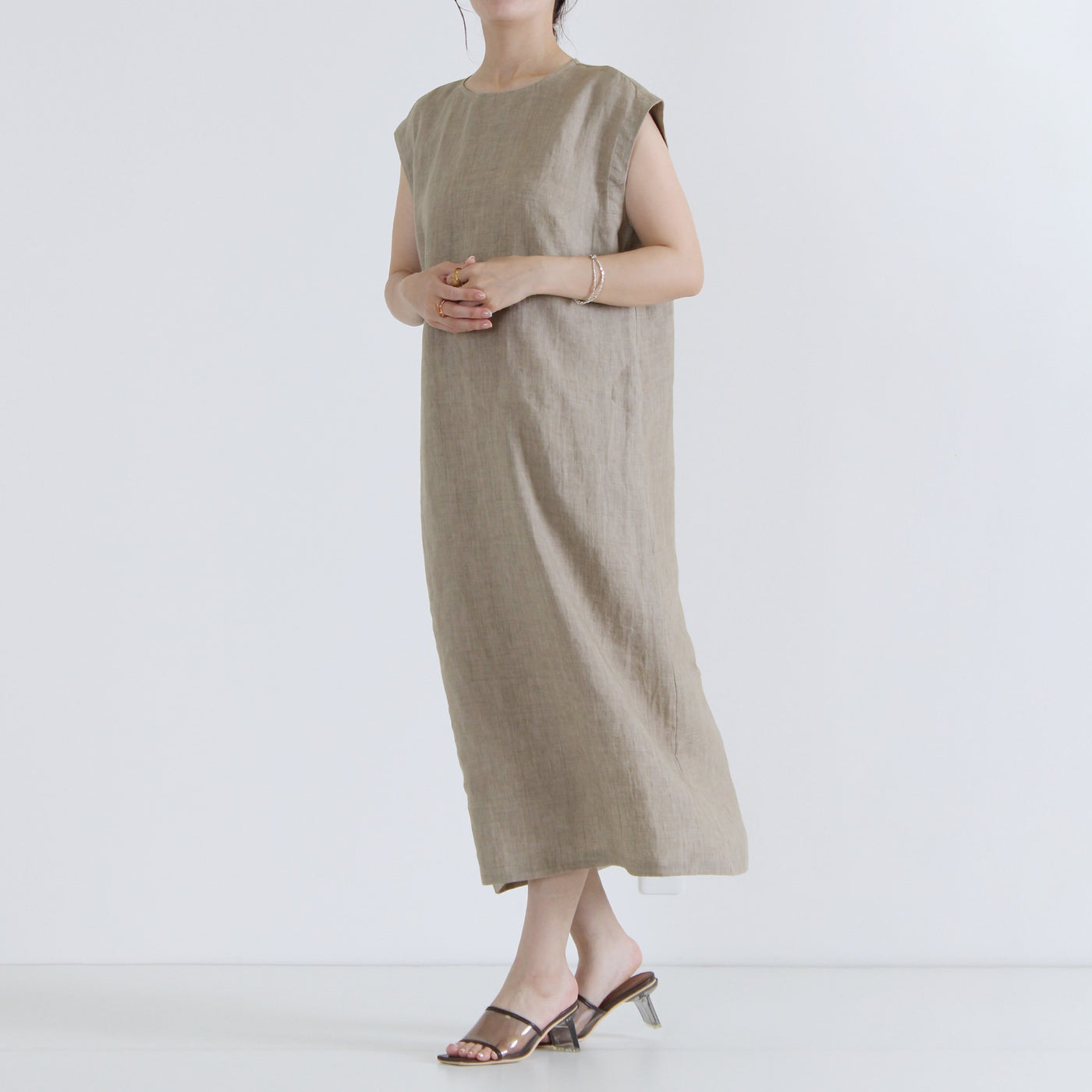 麻100% バック刺繍 ノースリワンピース リネン平織り使用