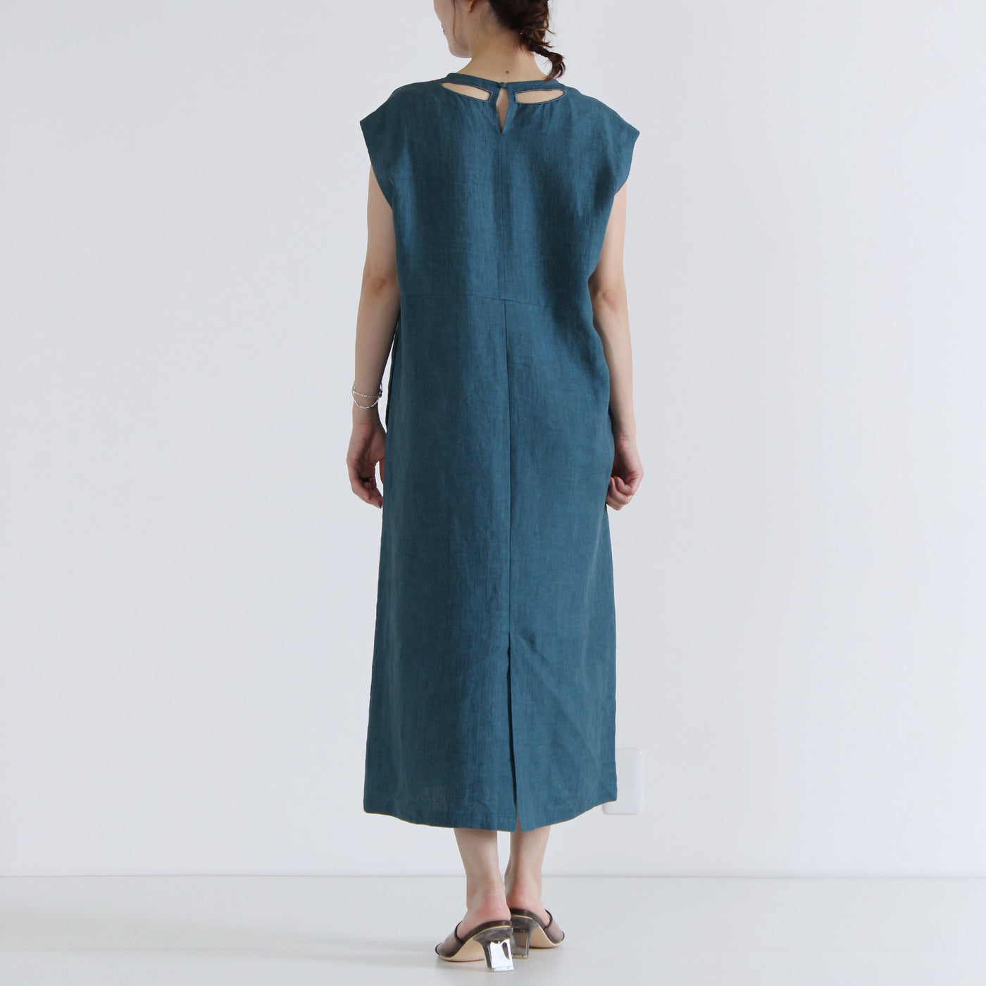 麻100% バック刺繍 ノースリワンピース リネン平織り使用