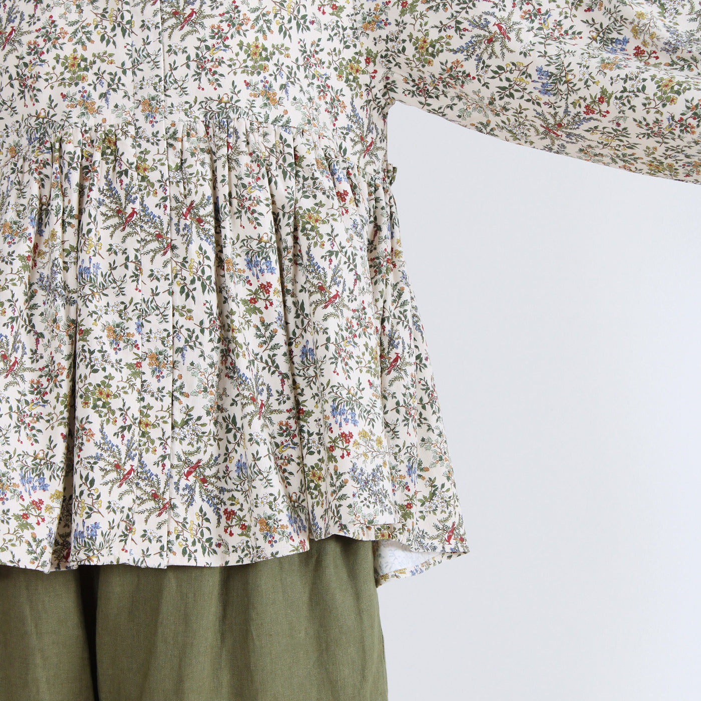 綿100% ウエストギャザー シャーリング袖ブラウス 21ウェルコーデュロイ使用